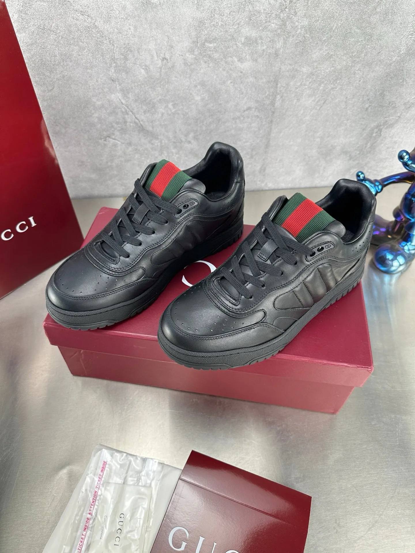 Factory price: 640💰The top version of Gucci Gucci's latest hot-selling couple's sneaker series is shipped. The original version is purchased, developed and manufactured. This high-low top sneaker adopts a basketball-style silhouette design, cleverly incorporating hollow panels and distressed effects, showing its unique ingenuity. The ingenuity incorporates brand logo details such as interlocking Double G styling accessories and Gucci lettering, a low-key tribute to the brand's design heritage. Exquisite packaging at the delivery counter 🛍📦 ▪️ Fabric: Original customized imported first-layer cowhide ▪️ Inner lining: Imported first-layer cowhide ▪️ Sole: Original molded TPU sole ▪️ Sole thickness: 3cm ▪️ Size: Women's 35-41 Men's 38-45 (Female 41, Men 38 45 customized) ▪️ p